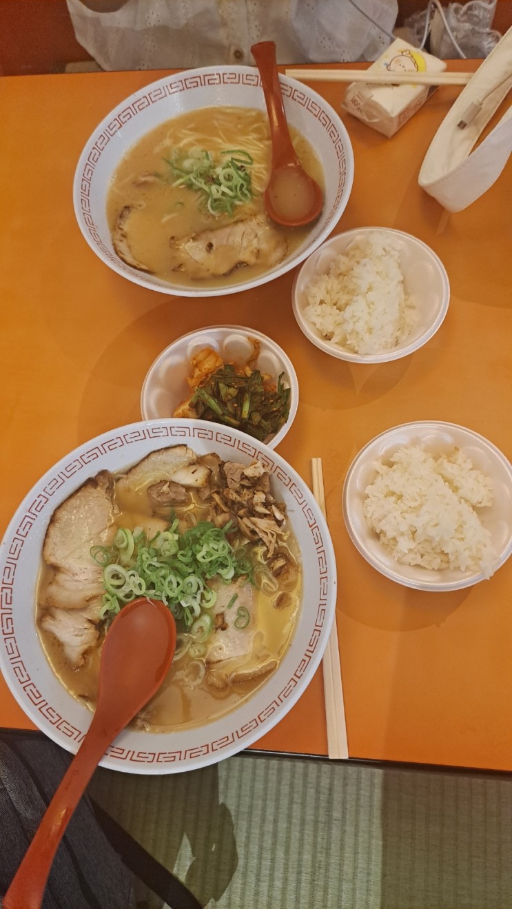 오사카 난바역 근처에서 점심 라면에 밥 말아 먹기  밥은 무제한~
