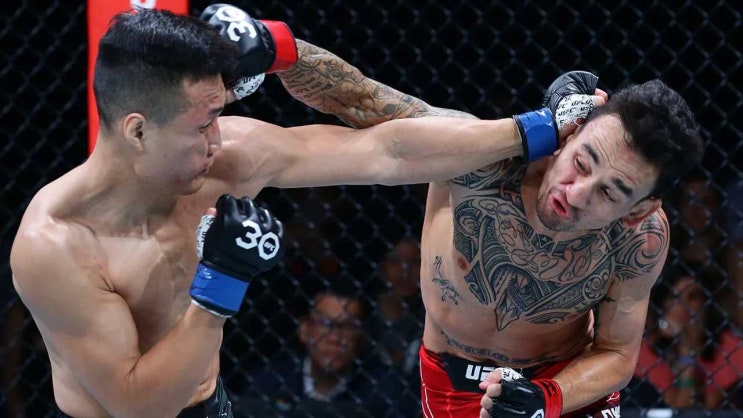 UFC 파이트 나이트 싱가포르에서 맥스 할로웨이가 코리안 좀비를 상대로 KO승을 할 줄 아셨습니까?