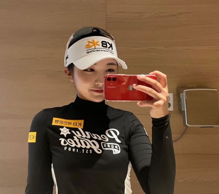 골프룰 이예원 프로 캐디가 우산 씌워저 2벌타