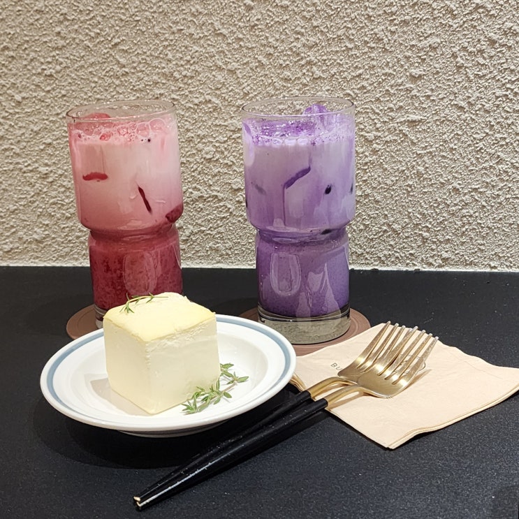  색이 참 예쁜 라떼와 치즈큐브케이크. 수원롯데몰 근처에 위치한 버틀러커피수원역점.