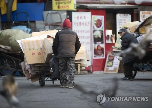 노인빈곤율 OECD 1위인데…연금에 투입하는 정부지출 꼴찌 수준