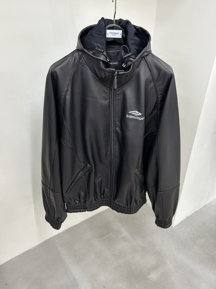  [리밋플] 발렌시아가 3b Sports Icon Tracksuit 재킷 697771TMS021000 - 스포츠 패션의 새로운 아이콘