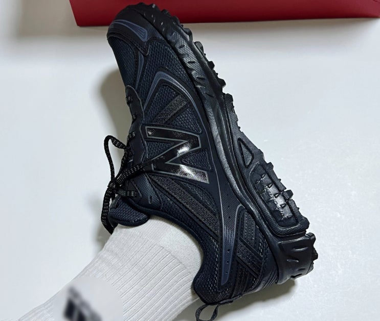 뉴발란스 410v5 블랙 275 사이즈 착샷 실물 후기 MT410CK5 트래킹화 트레일화 추천 뉴발란스 410v5 블랙 275 사이즈 착샷 실물 후기 MT410CK5 트래킹화 트레일화 추천