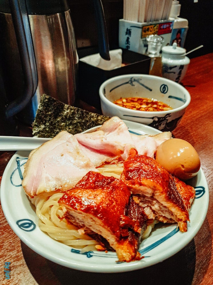  도쿄 신주쿠역 멘야무사시 - 두꺼운 돼지고기조림 토핑이 올라간 츠케멘의 교과서