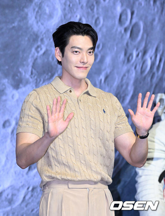  김우빈신민아, 33억 기부→사망한 팬 조문·위로..부부보다 깊은 9년 애정