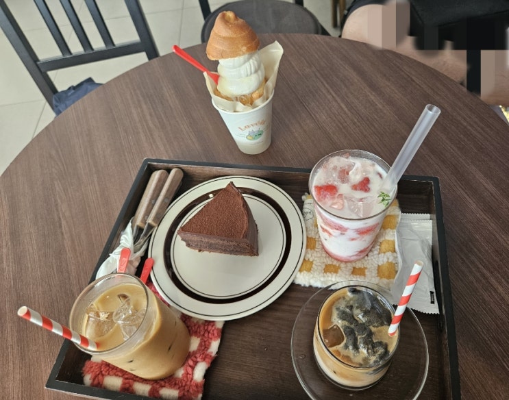  울산까페 《로베잇》 에서  요즘 핫한 소금빵아이스크림 먹었어요