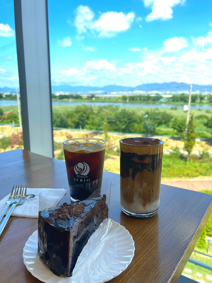  부산 둔치도 뷰좋은카페 이프리오 가봤숭