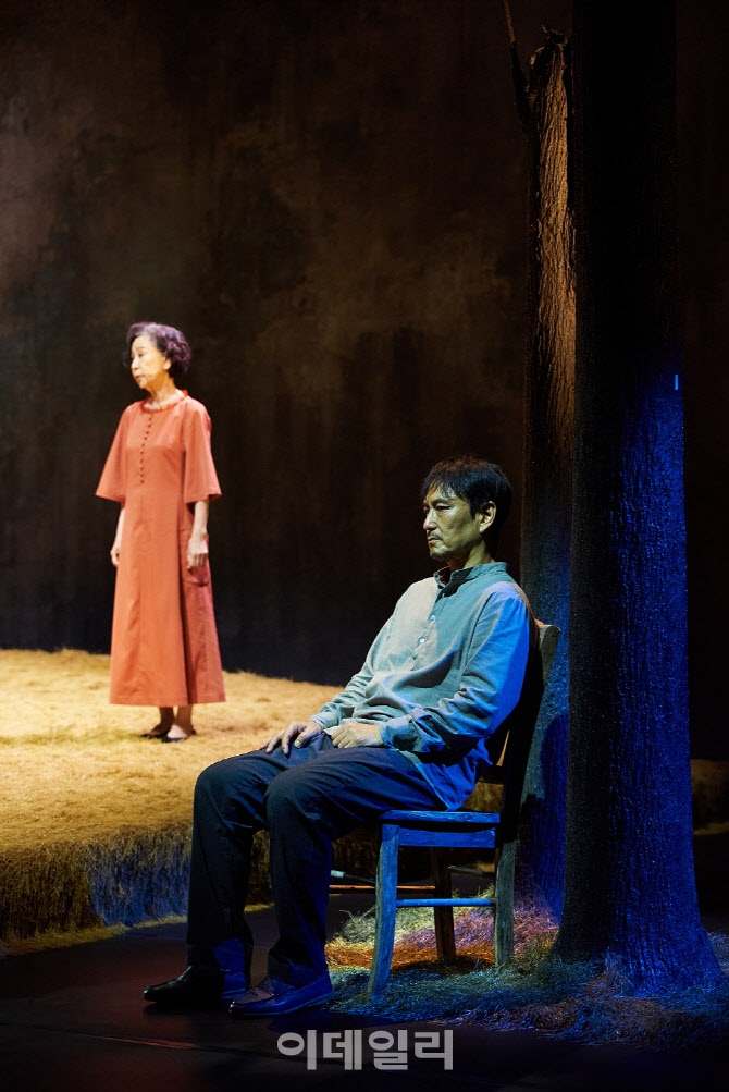 지독히 고독한 삶…시(詩)처럼 건네는 담담한 위로 지독히 고독한 삶…시(詩)처럼 건네는 담담한 위로