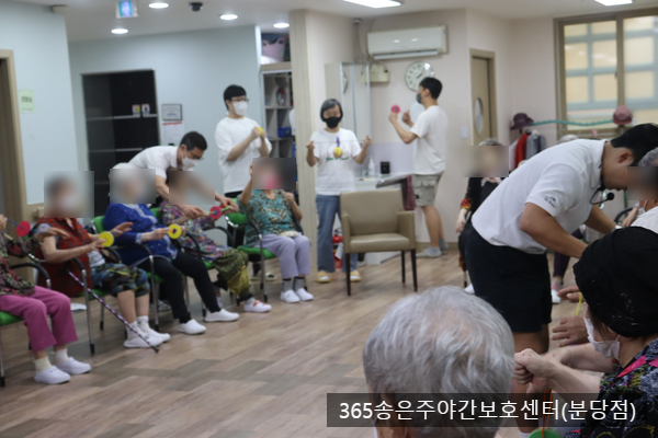  분당 주간보호센터(365송은주야간보호센터 분당점) 줄로켓 만들고 신나게 당겨보기(신체활동)사진-2023.07.24