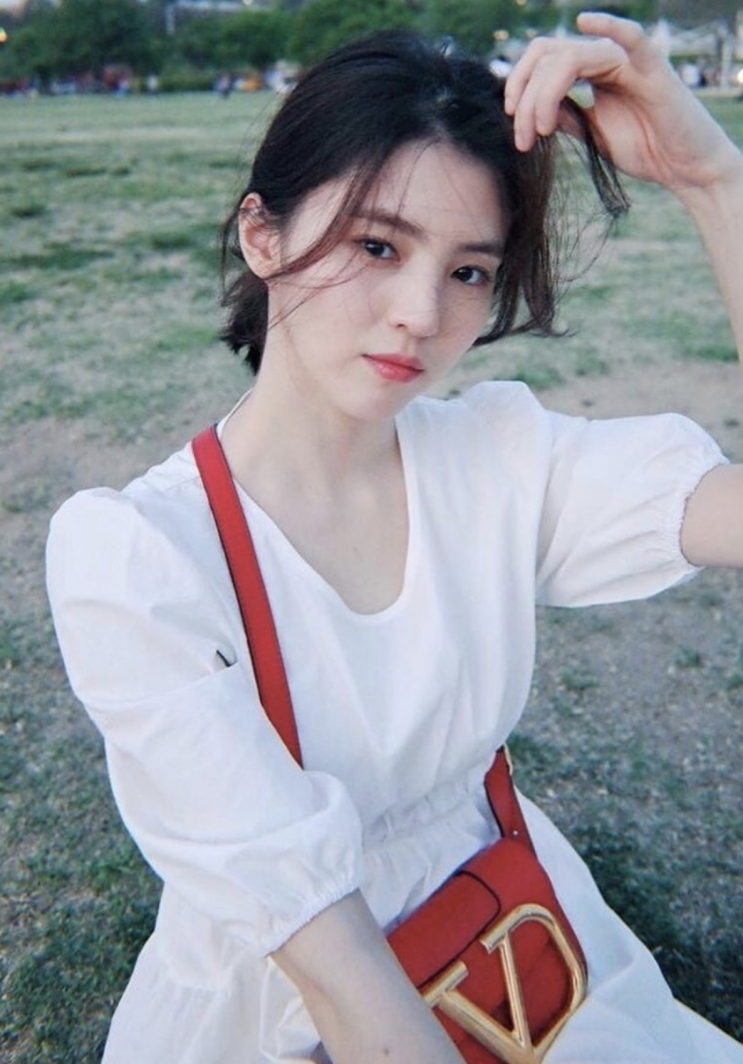  한소희 패션 그 안의 독특한 매력: 가방, 원피스, 사복