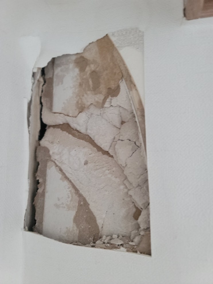  석고보드 벽 보수하기