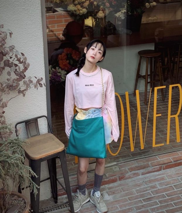  연예인 명품 스니커즈로 빈티지한 그런지룩 감성의 미우미우 X 뉴발란스 574 운동화 추천
