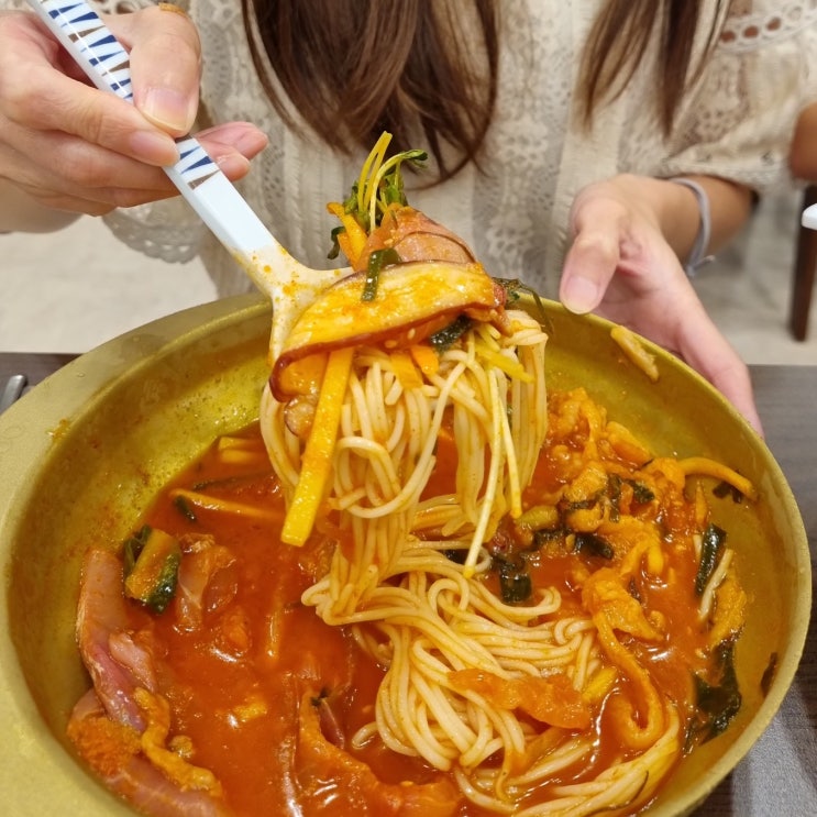  여수 신상맛집 거북선대교 청초수물회 여수점 귀여운 배민 서빙로봇과 함께