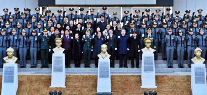 '홍범도 흉상 철거' 논란...<b>홍준표</b>·대구 <b>민주당</b> 일제히 비판... 
