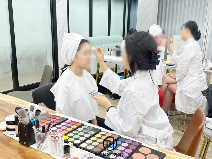 체계적인 커리큘럼으로 나만의 경쟁력을 키워 최고의 미용전문가 도전하기 !