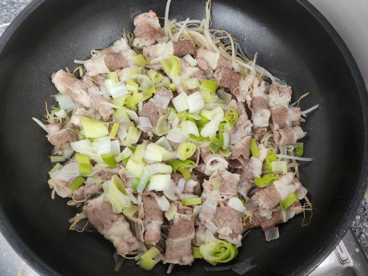  "우삼겹 숙주찜" 소고기 차돌박이 숙주찜 소스 숙주나물 요리