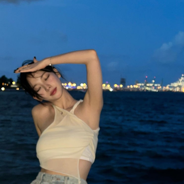 에스파 카리나, 긴 목+늘씬한 허리...넘사벽 비현실적 몸매 에스파 카리나, 긴 목+늘씬한 허리...넘사벽 비현실적 몸매
