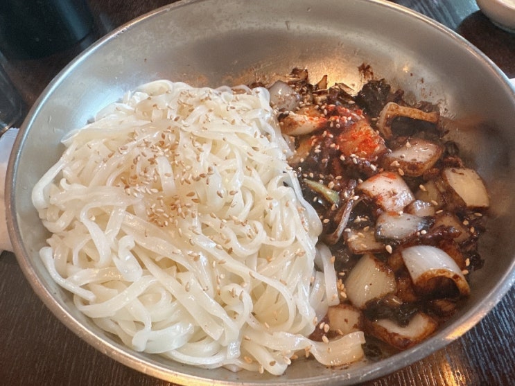  연남동 푸짐한 이색칼국수 맛집 <연남칼국수 >
