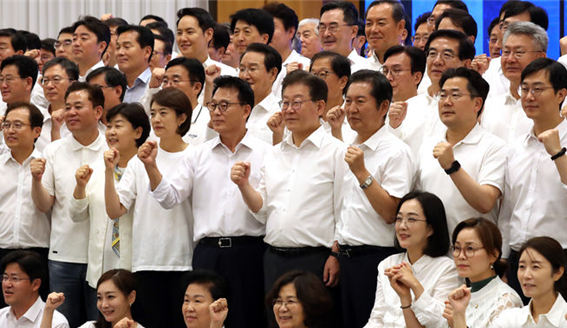 워크숍 마친 <b>민주당</b>, 8대 과제 <b>결의문</b> 채택···“퇴행의 시대... 