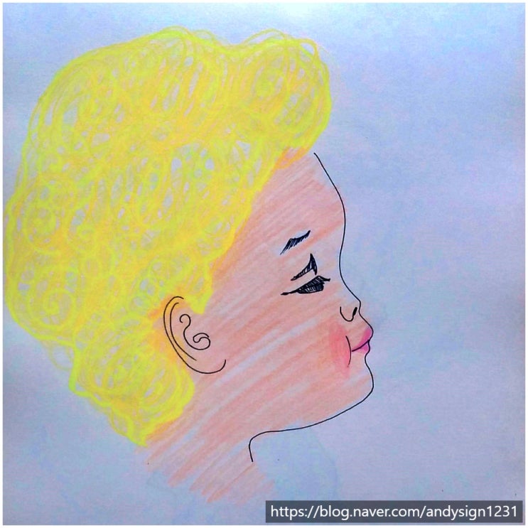 가면을 쓴 얼굴과 뽀뽀를 하는 아기의 얼굴을 펜과 색연필, 형광펜으로 그린 인물화 그림 그리기