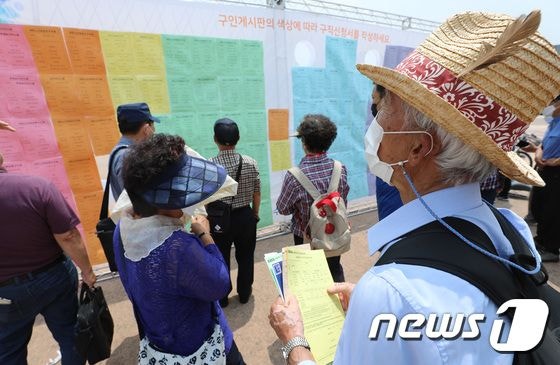 내년 4인가족 생계급여 21만원↑…노인일자리 100만개 돌파 내년 4인가족 생계급여 21만원↑…노인일자리 100만개 돌파