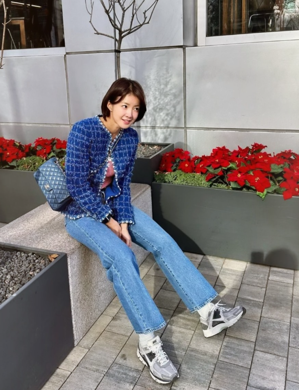  옷잘러 여자 연예인의 운동화로 어떤 스타일에도 잘 어울리는 나이키 줌 보메로 5 여성 신발 추천