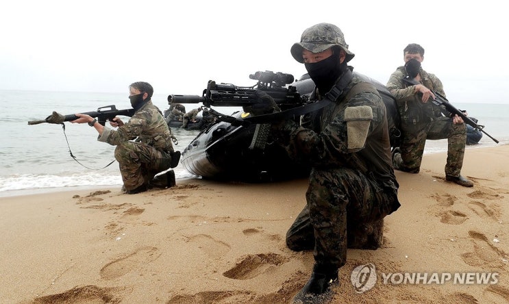 <b>한미</b> 특전사, 적진으로 은밀히 <b>침투</b>하라! <b>연합 해상침투훈련</b>... 