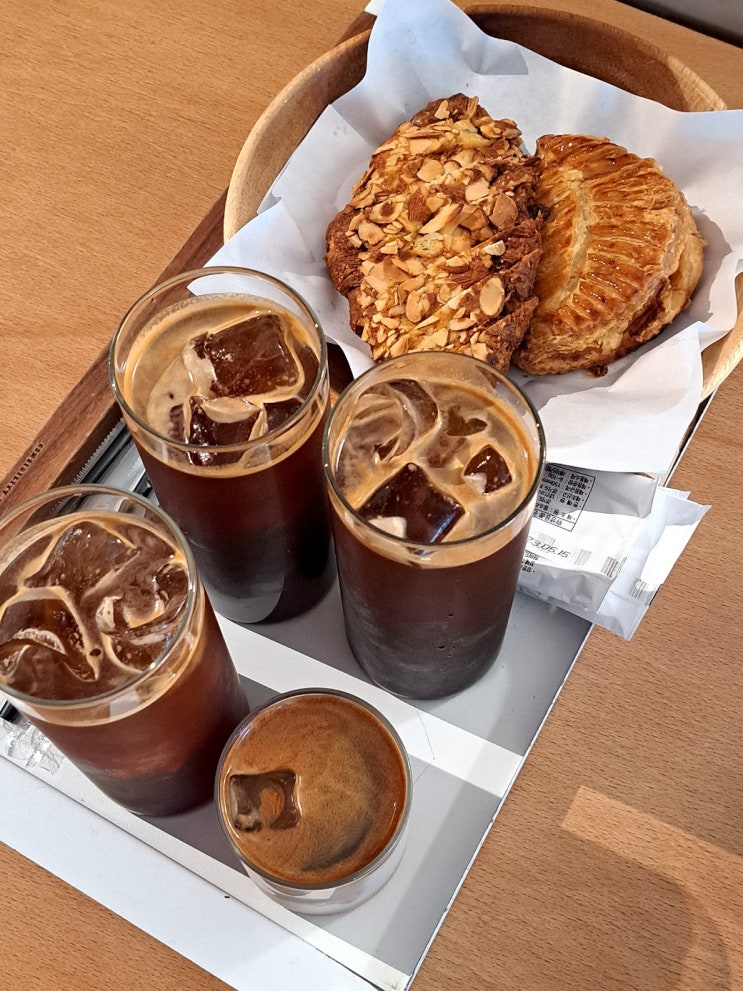  용산 카페, 디저트 맛있는 폰트 용산점 아몬드크로와상 사과파이 강추