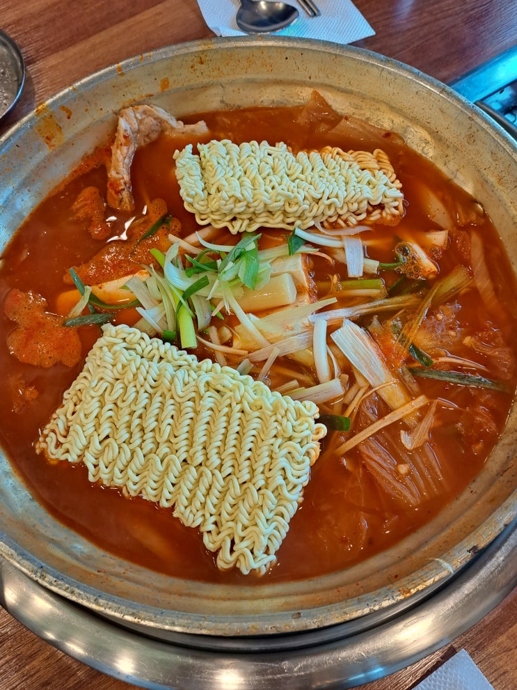 용산한식 산골집 500소갈비살, 큼직한 고기가 들어있는 김치찌개