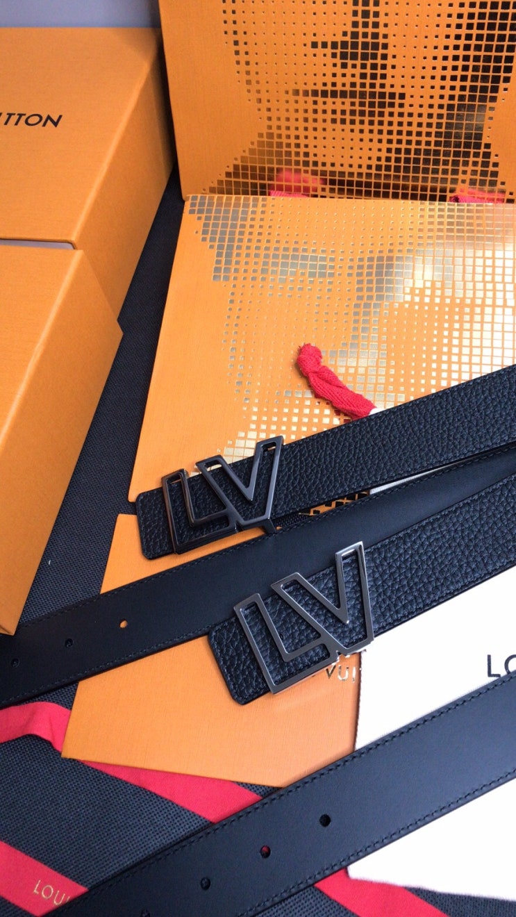  루이비통 LV 모뉴먼트 아웃라인 35MM 리버서블 벨트 M0552U: 스타일과 실용성을 동시에 만족시키는 벨트