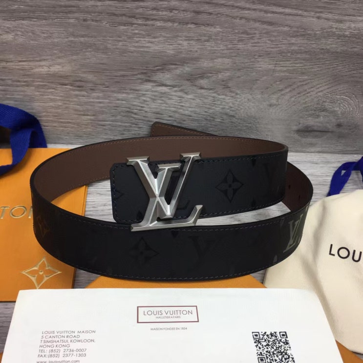  루이비통 LV 피라미드 40mm 리버시블 벨트 M9346S는 세련된 디자인과 높은 품질로 유명한 브랜드인 루이비통의 제품입니다.