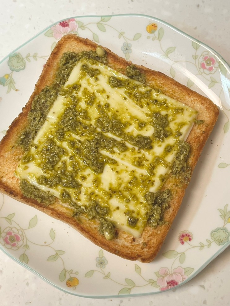 바질 페스토 토스트(+치즈, 데체코 바질 페스토 사용)