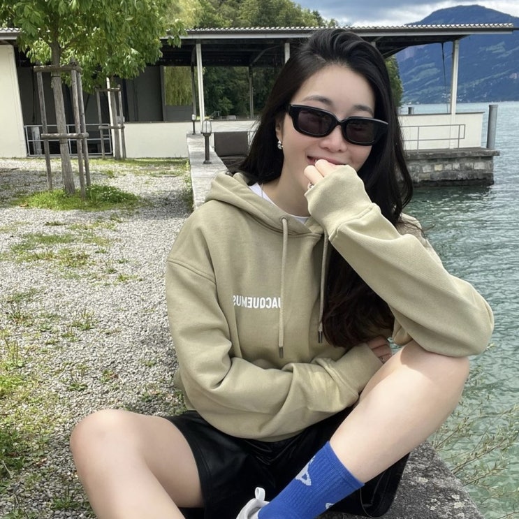  다비치 이해리 스위스 여행룩 자크뮈스 후드티 코디