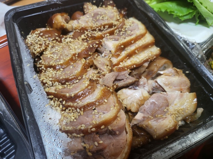 야식으로 배달의민족에서 평점과 후기가 좋은 족발을 주문