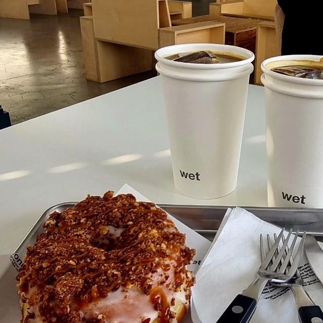  첨단 아크 레타 애견동반가능카페" 힙한도넛 맛집 웻 커피 Wetcoffee"