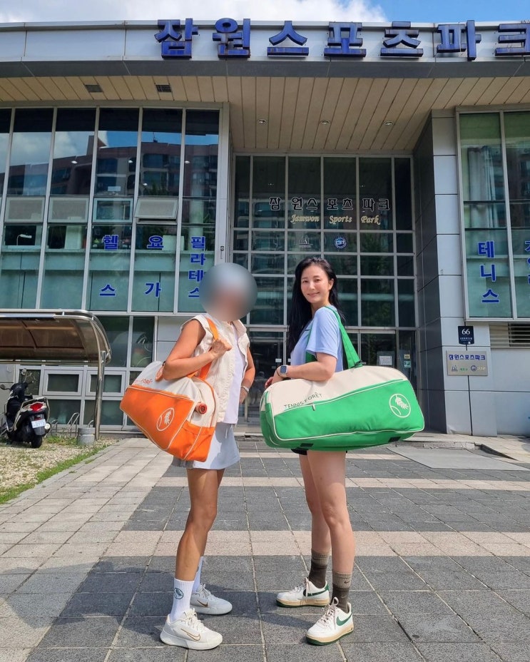 테니스룩으로 함께한 나이키 반팔 티 그리고 반 바지 트레이닝복 셋업 w. 안혜경