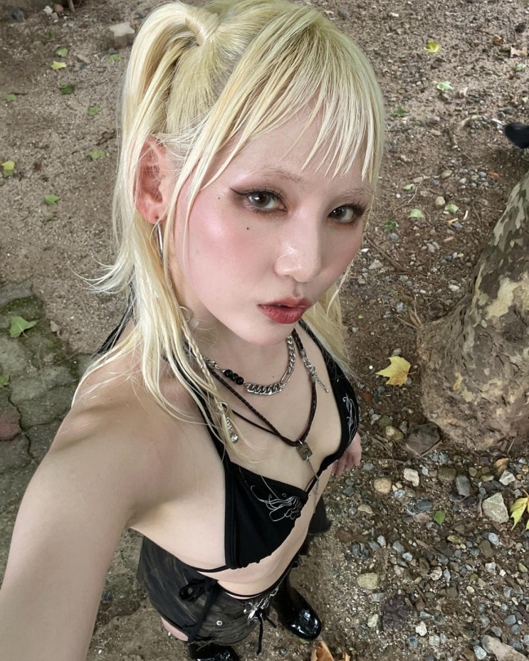 여성 래퍼 애쉬비, 팬의 엉덩이·가슴 붙잡고 사인한 영상이 이목 끌어 (+프로필) 여성 래퍼 애쉬비, 팬의 엉덩이·가슴 붙잡고 사인한 영상이 이목 끌어 (+프로필)