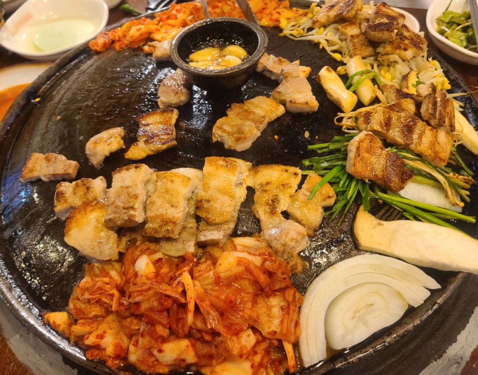 황토솥뚜껑삼겹살 대명점 사진 6