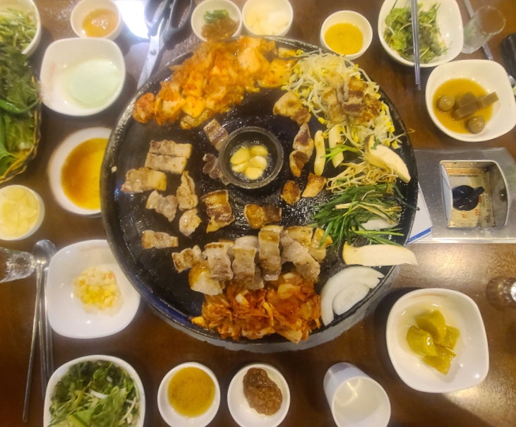 황토솥뚜껑삼겹살 대명점 사진 4