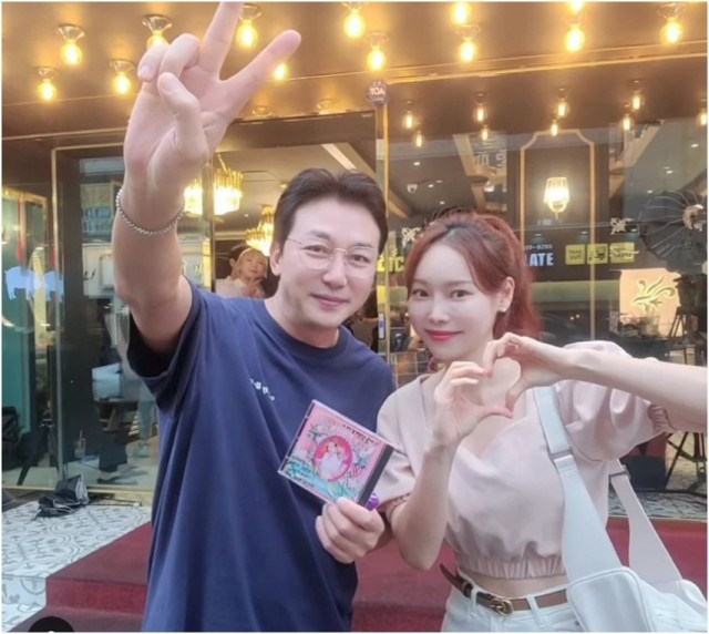 가수 탁재훈, 이하린 신곡 ‘돌아와’ 인증샷… 배우 윤소이, 방송인 히밥 응원