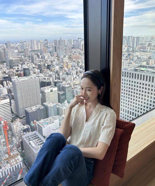  깔끔한 꾸안꾸 여자 소개팅 룩으로 좋은 흰색 카라 반팔 니트 스웨터 추천 w. 제시카