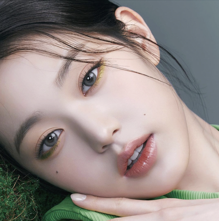  눈밑점, 눈옆점, 그리고 눈 위에 점: 얼굴의 작은 점들의 숨겨진 매력점