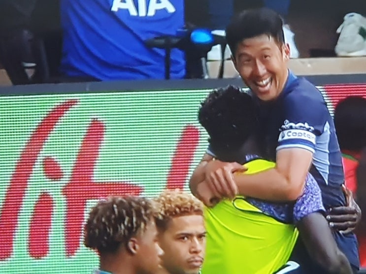 유럽축구 토토넘 대 번리 5대2로 토토넘 승리 ( <b>손흥민 3골</b> )