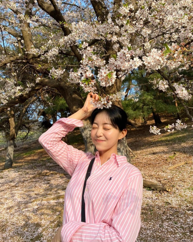  배우 김가은의 센스 있는 선택인 폴로 랄프로렌 핑크 스트라이프 셔츠로 완성한 꾸안꾸 룩 추천