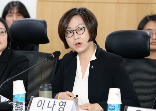 정의기억연대 이사장 이나영 ( 1968년 3월 15일 - )