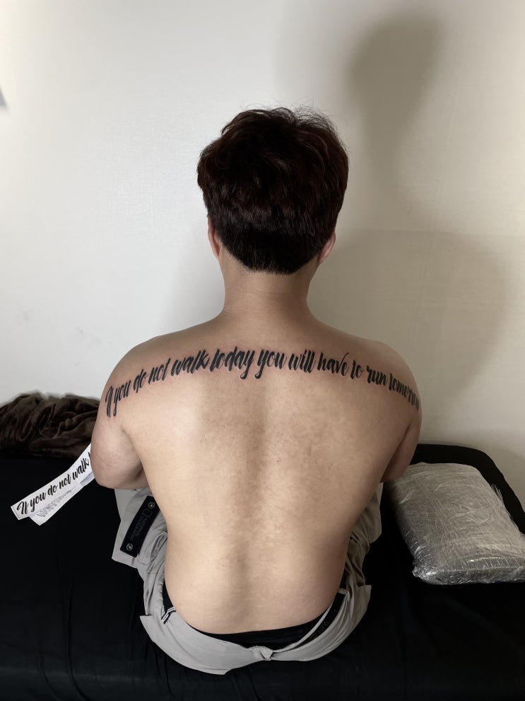  흔하지 않은 레터링타투