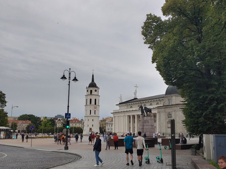 북유럽 7개국 여행 : 리투아니아 (빌니우스 -&gt; 구시가지 투어 4탄 : 빌니우스 대성당 광장, 빌니우스 대성당 종탑, 게디미나스 대공 기념비, 발트의 길 시작점 '스테부클라스')