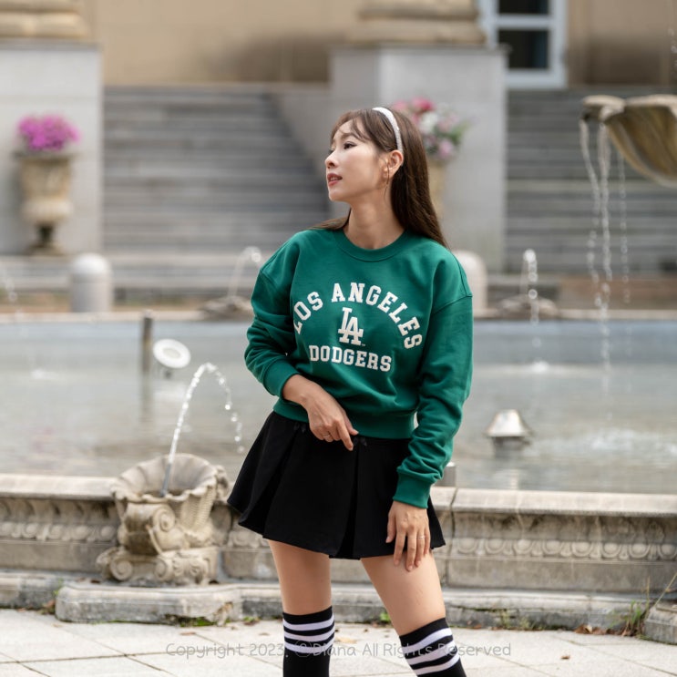 요즘 패션 스타일 크롭 맨투맨 MLB 스웨트셔츠로 완성한 여성 프레피룩 요즘 패션 스타일 크롭 맨투맨 MLB 스웨트셔츠로 완성한 여성 프레피룩