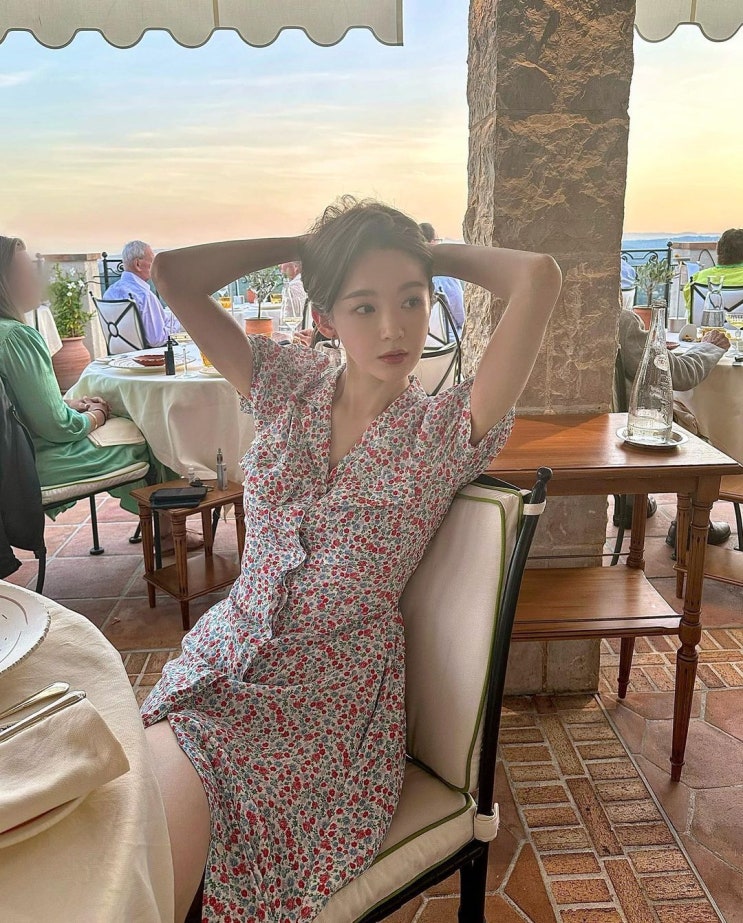  강민경의 센스 있는 사복 패션으로 꽃 카라가 매력인 꽃무늬 셔츠 롱 원피스 코디 추천