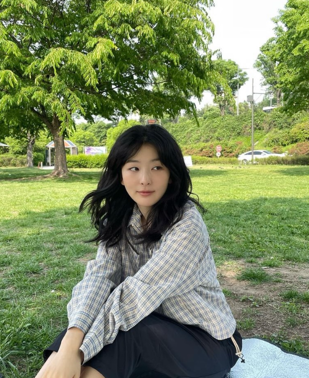  매력적인 꾸안꾸 룩 패션으로 여자 남방 타입의 깅엄 체크 셔츠 자켓 코디 추천 w. 슬기